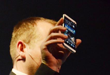 رائد يكشف عن مواصفات هاتف HTC One الجديد